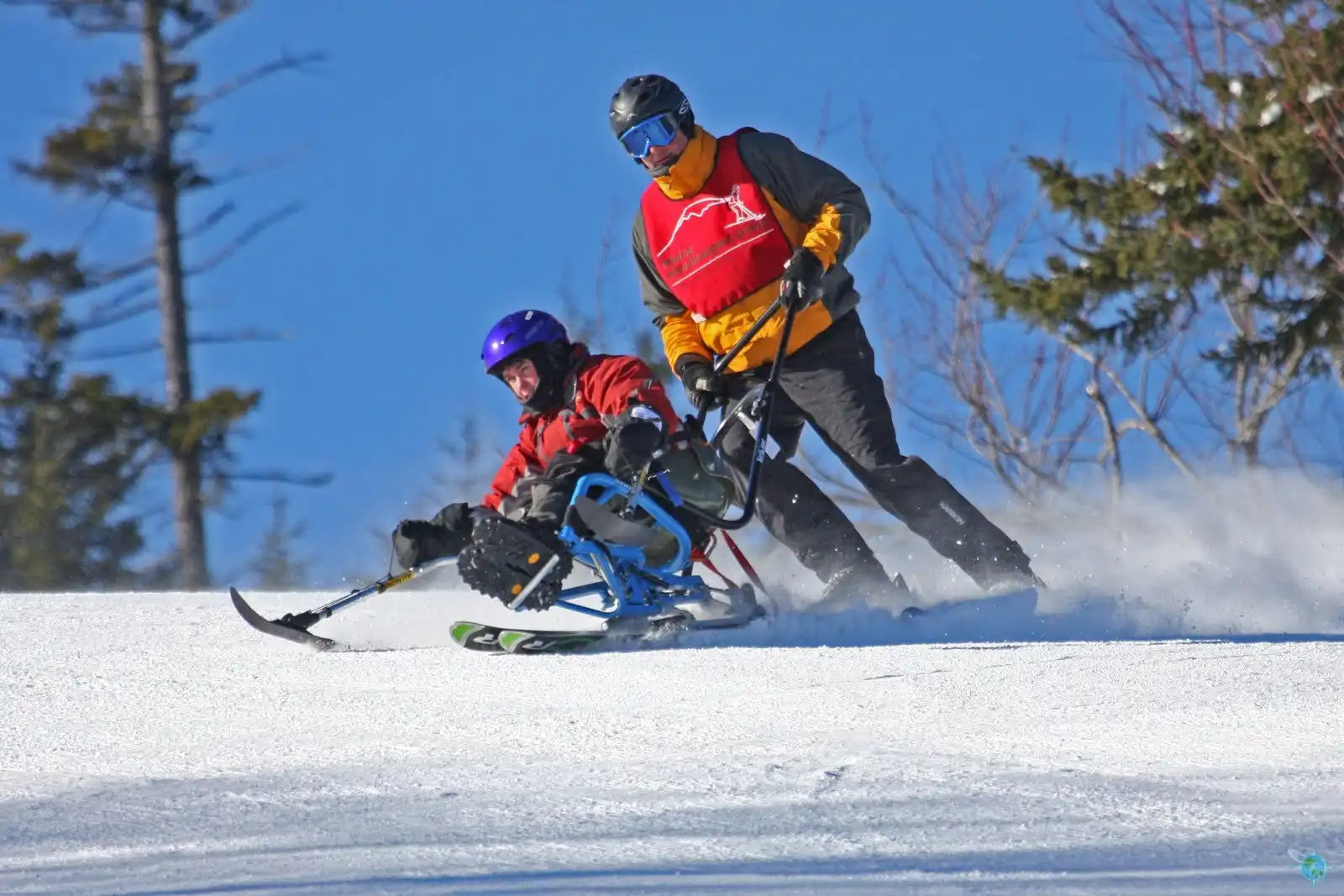 Esquiador adaptado disfrutando de la nieve en Sierra Nevada
