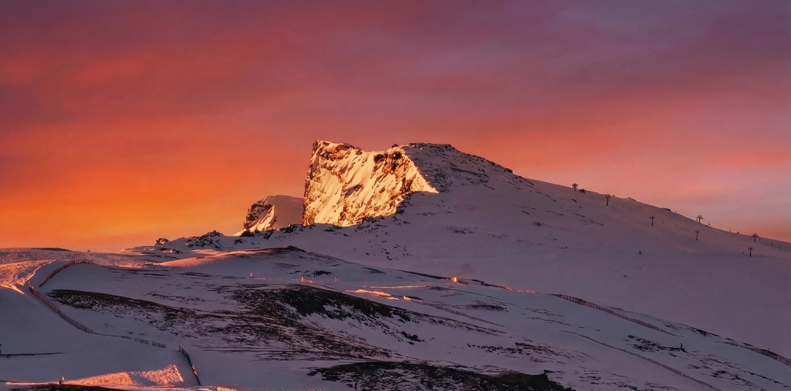 O pico Veleta nevado ao entardecer